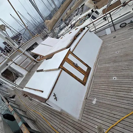 Moment De Legende Botel