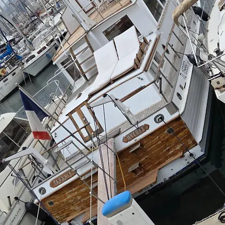 Moment De Legende Botel