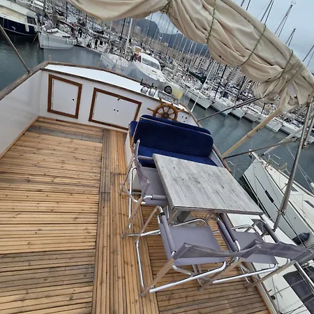Moment De Legende Botel
